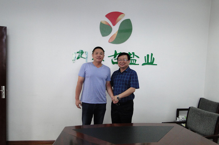 自治区盐业公司党委委员,工会主席马青山 div>到呼伦